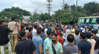 Fired Islami Bank staff block Dhaka–Chattogram highway 